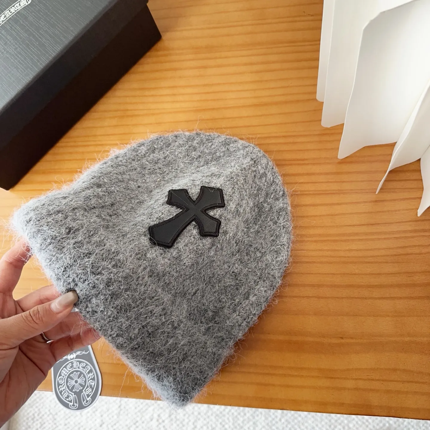💰56 Crow Heart Autumn and Winter Wool Knitted Beanie This must be a favorite of minimalism. It is clean, neat, fashionable and versatile, and will definitely not be picky about your face shape! A fashionable classic that lasts forever! Fashionable black and white can be purchased together!
